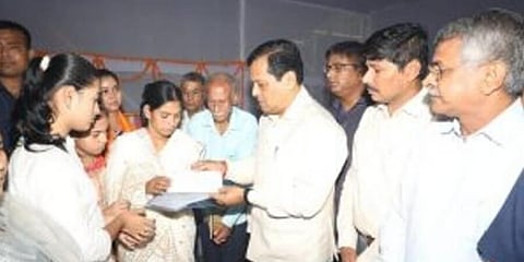 শহিদ জওয়ান নিরোদ শর্মা ও সুনীল কলিতার পরিবারকে আর্থিক সাহায্য মুখ্যমন্ত্ৰীর