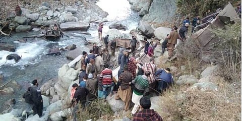 কাশ্মীরে যাত্ৰী ঠাসা মিনিবাস গভীর খাদে,নিহত কমপক্ষেও ১২ জন