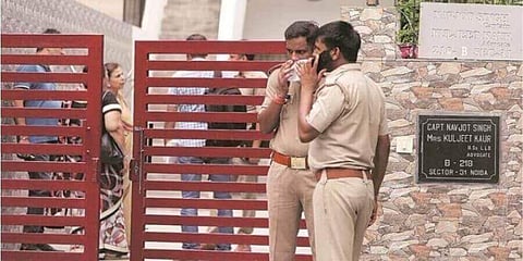 নয়ডায় সুপ্ৰিম কোর্টের ৬০ বছর বয়সী আইনজীবী খুন