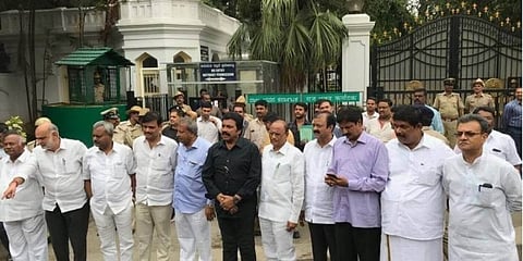 কর্নাটকে রাজনৈতিক সংকট,বিক্ষুদ্ধ বিধায়কদের পথ করে দিতে ২২ কংগ্ৰেসি মন্ত্ৰীর ইস্তফা