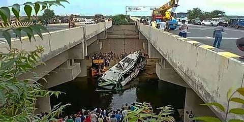 দিল্লির কাছে যমুনা এক্সপ্ৰেস হাইওয়েতে যাত্ৰী বাস খালে,নিহত কমপক্ষেও ২৯