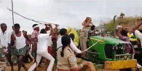 তেলেঙ্গানায় মহিলা বন আধিকারিককে নির্মম প্ৰহার টিআরএস কর্মীদের