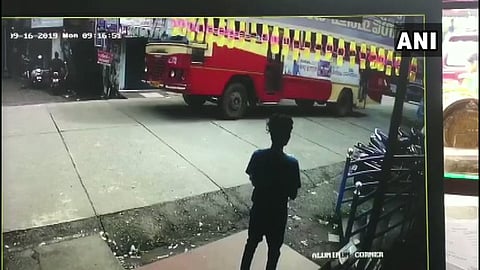 চার চাকার তলায় পড়েও বরাত জোরে বাঁচলেন এক ব্যক্তি