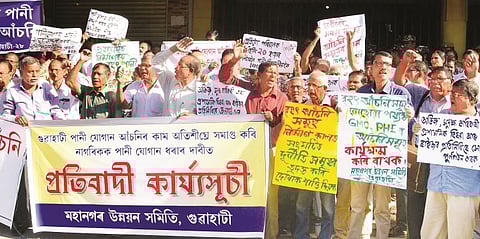 মহানগরীতে জল সংকট,জল বোর্ডের কার্যালয় ঘেরাও গুয়াহাটি উন্নয়ন সমিতির