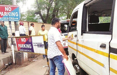গুয়াহাটি মেডিক্যালের সামনে বিশৃঙ্খল পার্কিঙের অভিযোগ