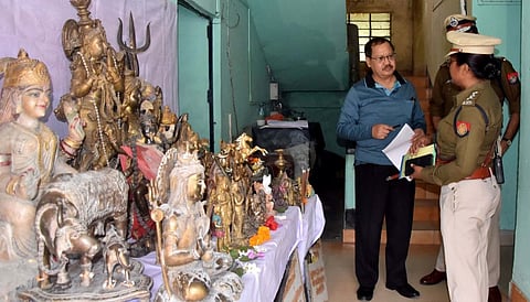 মন্দিরের সামগ্ৰী উদ্ধারঃ পুলিশ ও এসডিআরএফ কর্মীদের পুরস্কৃত করলেন ভারপ্ৰাপ্ত ডিজিপি