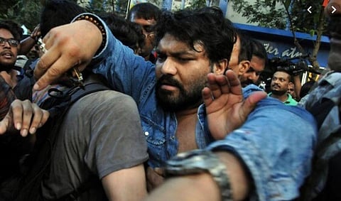 নাগরিকত্ব আইনের পক্ষে কথা বলে যাদবপুর বিশ্ববিদ্যালয়ে ছাত্ৰ বিক্ষোভের মুখে রাজ্যপাল