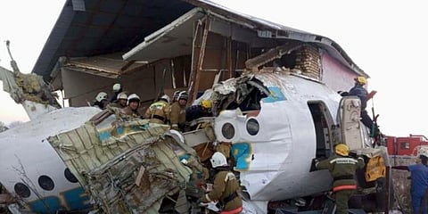 কাজাখস্তানে ১০০ যাত্ৰী নিয়ে ভেঙে পড়লো বিমান