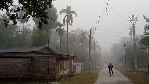 শীত জাঁকিয়ে পড়েছে জলপাইগুড়িতে,তুষারপাত সান্দাকফুতে