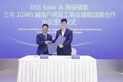 An infographic titled HiTHIUM Long-Duration BESS at SNEC 2026, detailing the 6.9MWh LDES system, 650Ah battery specs and a 1GWh strategic partnership in Vietnam. It highlights 8-hour native output, a 25-year design life and the integration of lithium-ion and sodium-ion technologies for various renewable energy applications.