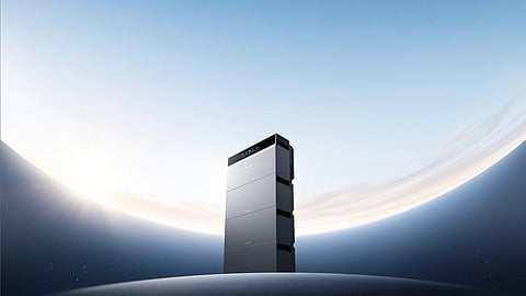 SOLIX XE residential energy storage system with a 7 kWh LiFePO4 battery module, three MPPTs and a compact backup switch for solar power setups.