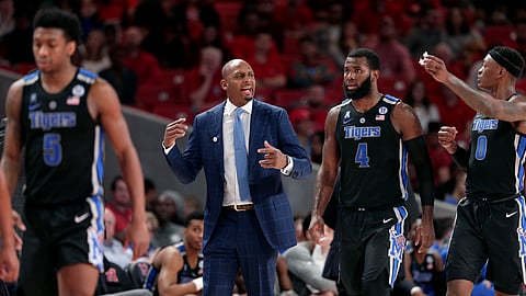Memphis head coach Penny Hardaway, middle, talks to his players guard Kareem Brewton Jr. (5), guard Raynere Thornton (4) and forward Kyvon Davenport (0) after a time out during the second half of an NCAA college basketball game against Houston Sunday, Jan. 6, 2019, in Houston. (AP Photo/Michael Wyke)