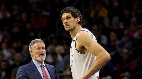 76ers’ head coach Brett Brown talks with Boban Marjanovic during Sunday’s game against the Los Angeles Lakers. (AP Photo/Chris Szagola)