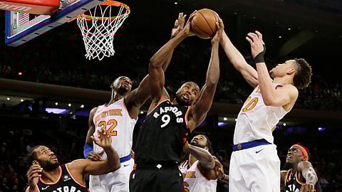 Knicks’ Noah Vonleh (32) and Kevin Knox get beaten to a rebound by Raptors’ Serge Ibaka