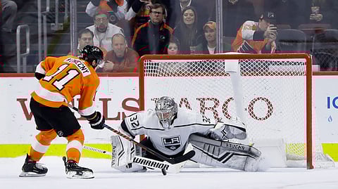 Flyers’ Travis Konecny goes in against Kings goalie Jonathan Quick in Thursday’s game