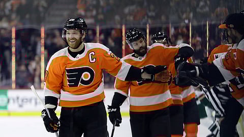 Flyers’ Claude Giroux (left) broke a 10-game home scoreless streak the last time the Flyers took the Wells Fargo Center ice (AP Photo/Matt Slocum)