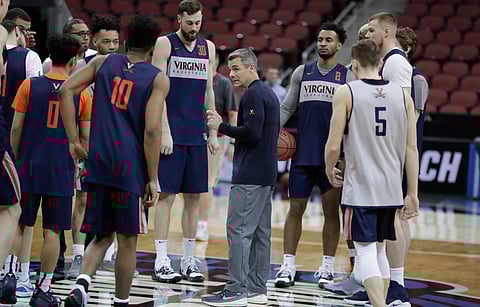 Virginia head coach Tony Bennett (center) talks to his team during practice Wednesday (Michael Conroy)