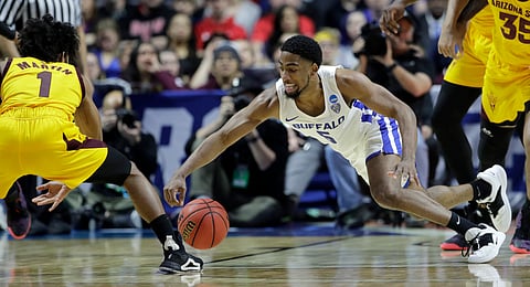 Buffalo’s CJ Massinburg (5) and Arizona State’s Luguentz Dort (1) chase a loose ball Friday (Charlie Riedel)