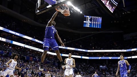 Duke’s Zion Williamson dunks against North Carolina Friday (Chuck Burton)