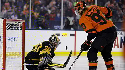 Flyers’ Jake Voracek battles in front of the net and Penguins’ goalie Matt Murray during the third period of the Stadium Series game on Feb. 23 (Matt Slocum)