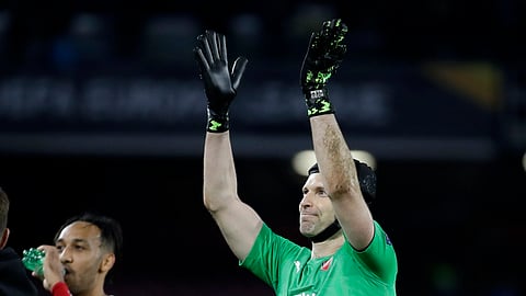 Arsenal’s goalkeeper Petr Cech waves to his fans after the Europa League second leg quarterfinal soccer match against Napoli April 18 (Luca Bruno)