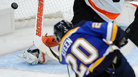 Blues’ Alexander Steen fires a puck past the stick of Flyers goalie Brian Elliott in Thursday’s first period (Bill Boyce)