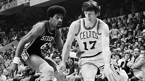 Celtics’ John Havlicek (right) drives on Sixers’ Julius Erving in an April 29, 1977 playoff game (File)