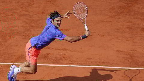 ARCHIVE - Roger Federer at the French Open in 2015. (AP Photo/David Vincent)