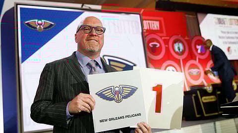 Pelicans’ vice president David Griffin holds placard indicating that New Orleans won the first overall pick in the 2019 NBA Draft in the May 14 Lottery (Nuccio DiNuzzo)