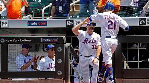 Mets manager Mickey Callaway (38) congratulates Todd Frazier (21) after Frazier’s three-run home run on June 9 (Kathy Willens)