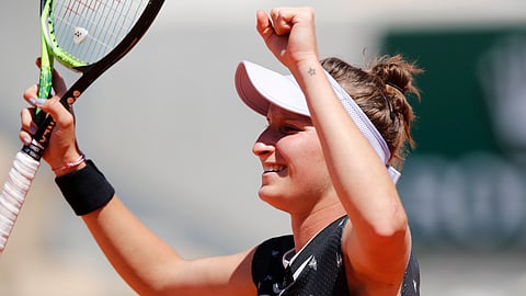 Marketa Vondrousova celebrates winning her fourth round match at the French Open on June 2 (Christophe Ena)