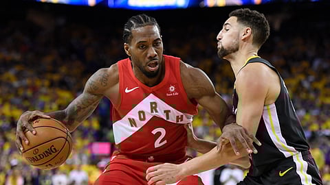 Toronto Raptors forward Kawhi Leonard (2) handles the ball while Golden State Warriors guard Klay Thompson defends during the second half of Game 6 of basketball’s NBA Finals, Thursday, June 13, 2019, in Oakland, Calif. (Frank Gunn/The Canadian Press via AP)