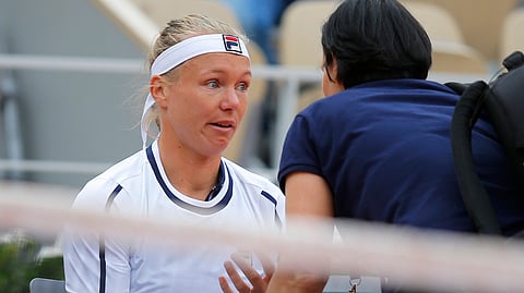 Kiki Bertens gets medical attention prior to retiring from her second round match of the French Open on May 29 (Michel Euler)