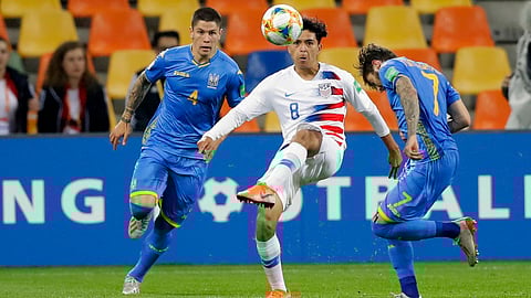 Ukraine’s Denys Popov and Heorhii Tsitaishvili move in to defend the United States’ Alex Mendez in their May 24 match (Sergei Grits)