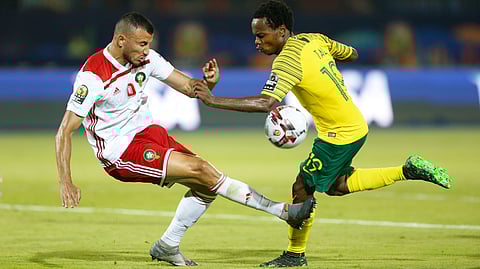 Morocco’s Games Saiss (left) and South Africa’s Percy Tau fight for the ball during their match on July 1 (Ariel Schalit)