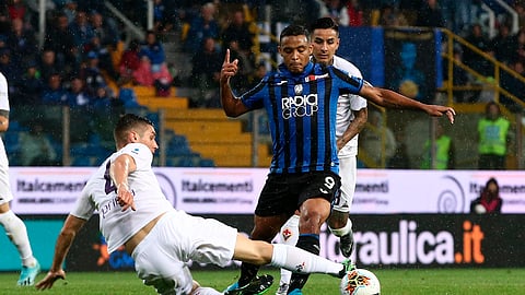 Atalanta's Luis Muriel, right, and Fiorentina's Nikola Milenkovic challenge for the ball during the Italian Serie A soccer match between Atalanta and Fiorentina at the Tardini stadium in Parma, Italy, Sunday, Sept. 22, 2019. (Paolo Magni/ANSA via AP)