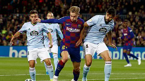 Barcelona's Frenkie de Jong, center, Celta Vigo's Fran Beltran, left, and Celta Vigo's Nestor Araujo, right, vie for the ball during a Spanish La Liga soccer match between Barcelona and Celta at Camp Nou stadium in Barcelona, Saturday, Nov. 9, 2019. (AP Photo/)