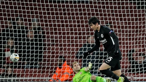 Frankfurt's Daichi Kamada, right, scores his second goal against Arsenal's goalkeeper Emiliano Martinez, center, during the Europa League Group F soccer match between Arsenal and Eintracht Frankfurt at the Emirates Stadium, in London, Thursday, Nov. 28, 2019.