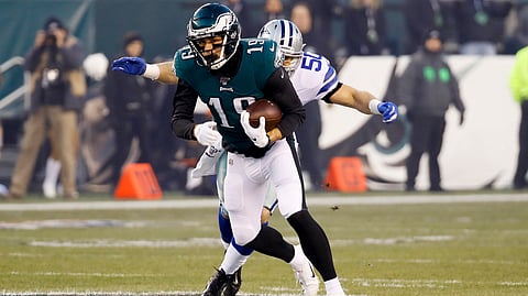 Eagles wide receiver J.J. Arcega-Whiteside makes a catch at midfield against the Cowboys on Dec. 22 (Chris Szagola)