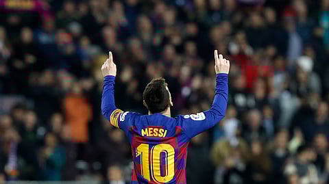 El argentino Lionel Messi festeja después de anotar el segundo gol del Barcelona en el partido por La Liga española frente al Barcelona, en el Camp Nou de Barcelona, el sábado 7 de diciembre de 2019.