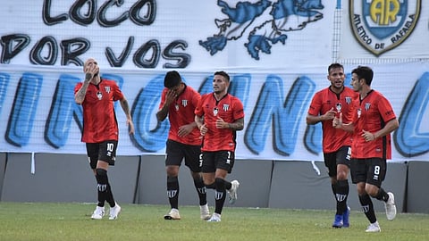 Gimnasia y Esgrima Mendoza in action