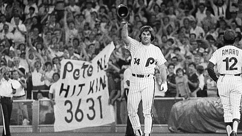 Pete Rose waves to the crowd after breaking the National League's career hit record against the Cardinals in Philadelphia on Aug. 10, 1981