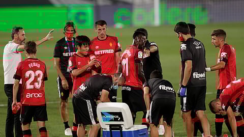 Mallorca's head coach Vicente Moreno, left, talks with his players during the Spanish La Liga soccer match between Real Madrid and Mallorca at Alfredo di Stefano stadium in Madrid, Spain, Wednesday, June 24, 2020.