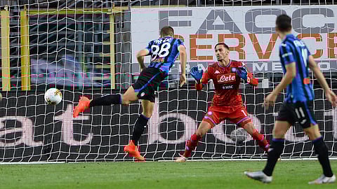 Atalanta's Mario Pasalic, left, scores his side's opening goal during a Serie A soccer match between Atalanta and Napoli, at Bergamo's Stadium, northern Italy, Thursday, July 2, 2020.