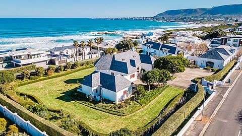 The historic Voëlklip property (two plots of 7,000 square meters in total with extensive buildings), long associated with the Rupert family and, more recently, the late Markus Jooste, has been sold by Seeff Hermanus for R105 million.