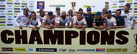 South Africa's cricket team members pose with the trophy after winning the test cricket series against Sri Lanka in Colombo July 28, 2014. South Africa drew the second test against Sri Lanka to win the two-match series 1-0 on Monday. REUTERS/Dinuka Liyanawatte