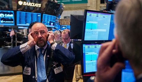 Traders work on the floor of the New York Stock Exchange shortly after the opening bell in the Manhattan borough of New York January 23, 2014. REUTERS/Lucas Jackson (UNITED STATES - Tags: BUSINESS)