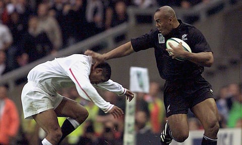 New Zealand's Jonah Lomu (R) pushes off England's Jeremy Guscott during their 1999 Rugby World Cup match at Twickenham, England, October 9, 1999. All Blacks great Lomu, who revolutionised wing play to become rugby union's first global superstar, died on November 18, 2015 in Auckland at the age of 40. REUTERS/Kieran Doherty/Files