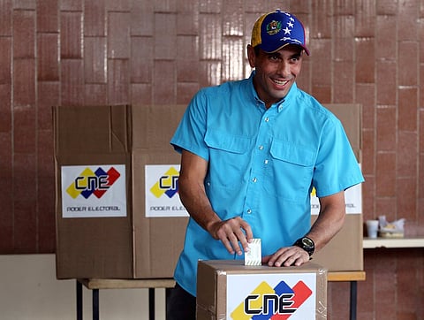 Venezuelan opposition leader Henrique Capriles casts his vote at a polling station during a legislative election, in Caracas December 6, 2015. REUTERS/Nacho Doce.