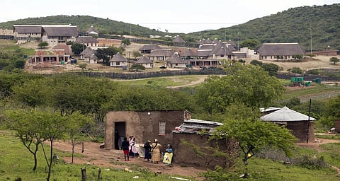 Supporters of South Africa's President Jacob Zuma prepare to prevent opposition Democratic Alliance (DA) party members from walking towards Zuma's house in Nkandla in this November 4, 2012 file photo. REUTERS/Rogan Ward
